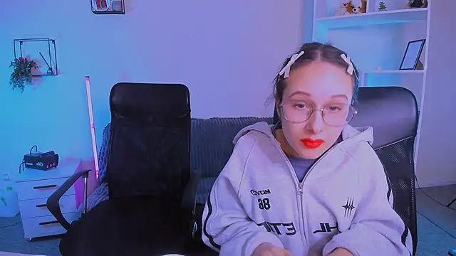 Snapshot of mona_cloud chatting on 11/10/25, 12:31 mona cloud online show from 11/10/25, 12:31