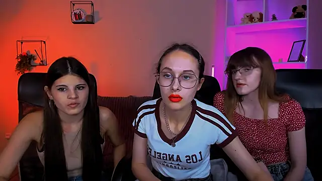 Snapshot of mona_cloud chatting on 11/11/25, 08:42 mona cloud online show from 11/11/25, 08:42