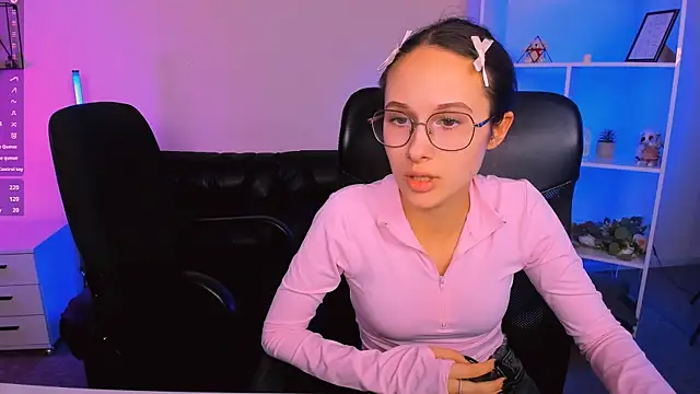 Snapshot of mona_cloud chatting on 11/17/25, 12:16 mona cloud online show from 11/17/25, 12:16