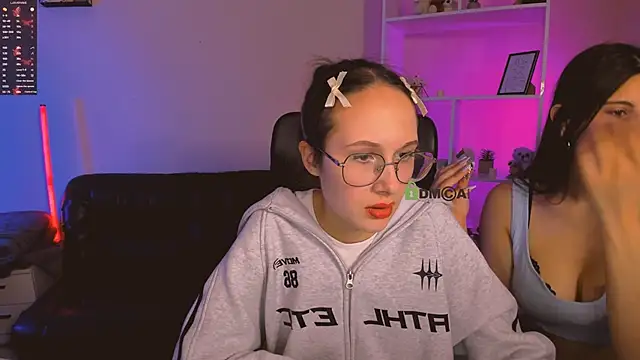 Snapshot of mona_cloud chatting on 11/25/25, 08:31 mona cloud online show from 11/25/25, 08:31