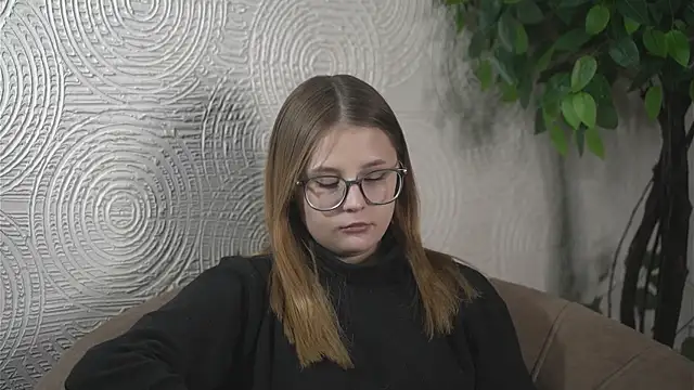 Snapshot of EdytBalle chatting on 03/05/25, 03:18 EdytBalle online show from 03/05/25, 03:18