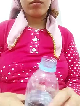 saraaxx1 online show from 03/05/25, 05:18