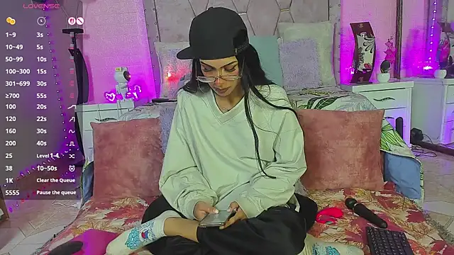 Snapshot of verodaza chatting on 10/18/25, 01:19 verodaza online show from 10/18/25, 01:19