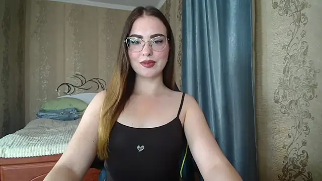 Snapshot of Leila_Kissyu chatting on 06/19/26, 02:10 Leila Kissyu online show from 06/19/26, 02:10
