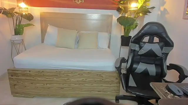 laylax  online show from 04/23/26, 12:51