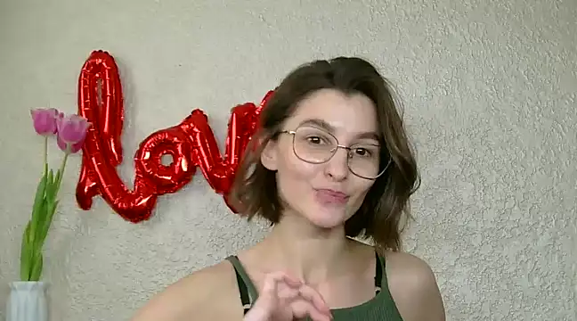 luna Gharming online show from 03/11/25, 12:39