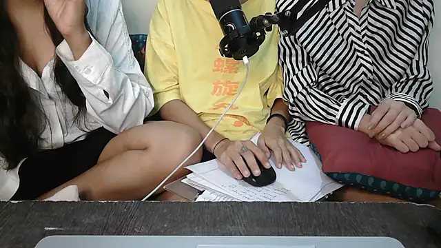 Snapshot of NaughtyThrouple007 chatting on 09/12/25, 06:08 NaughtyThrouple007 online show from 09/12/25, 06:08