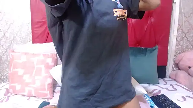 Snapshot of BondiBitch chatting on 09/19/25, 04:07 BondiBitch online show from 09/19/25, 04:07