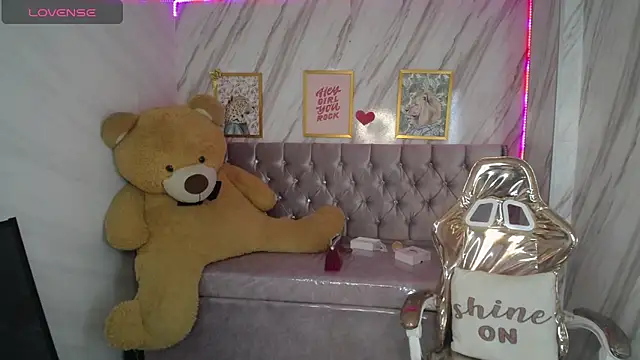 Snapshot of _wendy_b chatting on 03/08/25, 02:01  wendy b online show from 03/08/25, 02:01