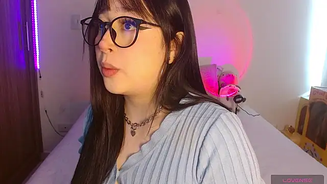 Snapshot of Oliviargf chatting on 06/24/26, 01:43 Oliviargf online show from 06/24/26, 01:43