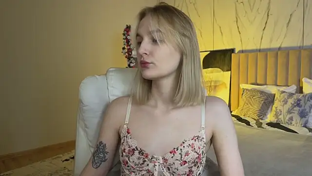  Vikky Moon  online show from 04/18/26, 12:47