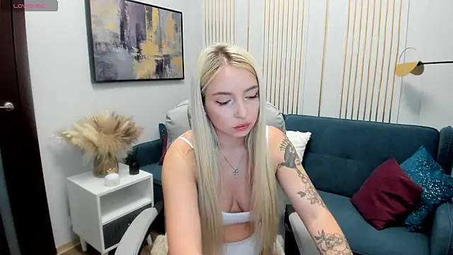 Snapshot of OhMyEmma chatting on 03/17/25, 01:03 OhMyEmma online show from 03/17/25, 01:03
