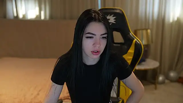 Snapshot of Molly_Crazy_ chatting on 03/22/25, 08:40 Molly Crazy online show from 03/22/25, 08:40