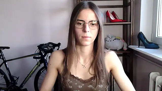 Snapshot of love_megi chatting on 12/15/25, 02:32 love megi online show from 12/15/25, 02:32