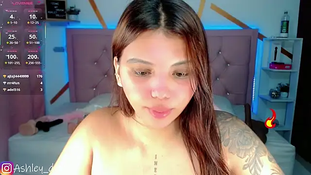 Snapshot of Ashley_dolll chatting on 10/25/25, 10:23 Ashley dolll online show from 10/25/25, 10:23