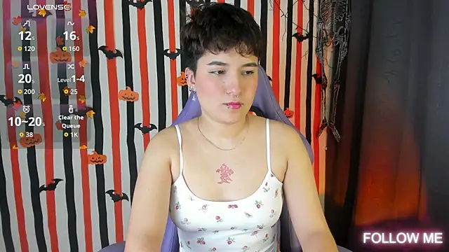 emma cute7 online show from 10/31/25, 02:01