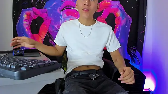 Snapshot of MAXXY_CUTE chatting on 03/21/25, 05:12 MAXXY CUTE online show from 03/21/25, 05:12