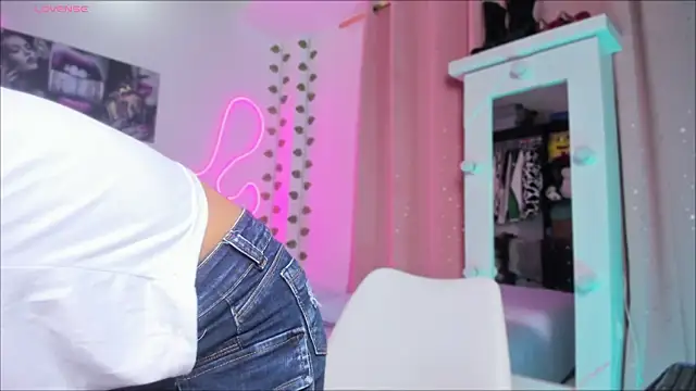 Vickysth online show from 10/19/25, 09:15