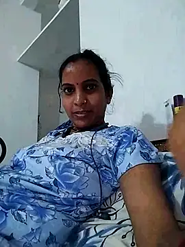 Snapshot of Hotty-Nidhi chatting on 03/10/25, 06:38 Hotty-Nidhi online show from 03/10/25, 06:38