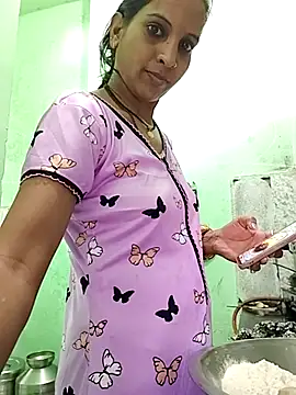 Snapshot of Hotty-Nidhi chatting on 10/04/25, 05:38 Hotty-Nidhi online show from 10/04/25, 05:38