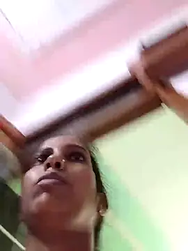 Snapshot of Hotty-Nidhi chatting on 10/06/25, 02:53 Hotty-Nidhi online show from 10/06/25, 02:53