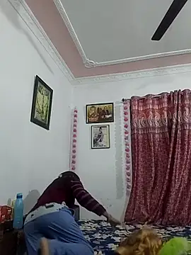 Hotty-Nidhi online show from 12/21/25, 04:30