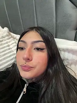 Lilith Thompson online show from 10/20/25, 04:46