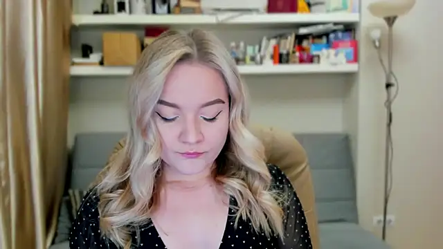 Kara Smith  online show from 10/03/25, 09:01