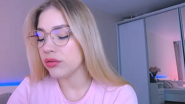 Snapshot of DIANAxxxDIAMOND chatting on 10/11/25, 08:13 DIANAxxxDIAMOND online show from 10/11/25, 08:13