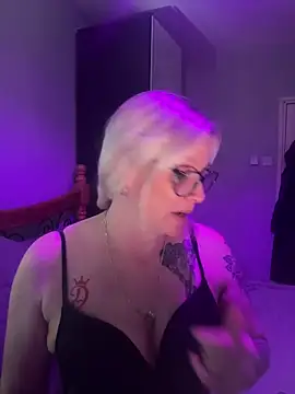 Curvy-Cleo online show from 04/17/26, 08:34