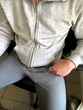 Snapshot of Gusta_bi chatting on 09/15/25, 03:34 Gusta bi online show from 09/15/25, 03:34