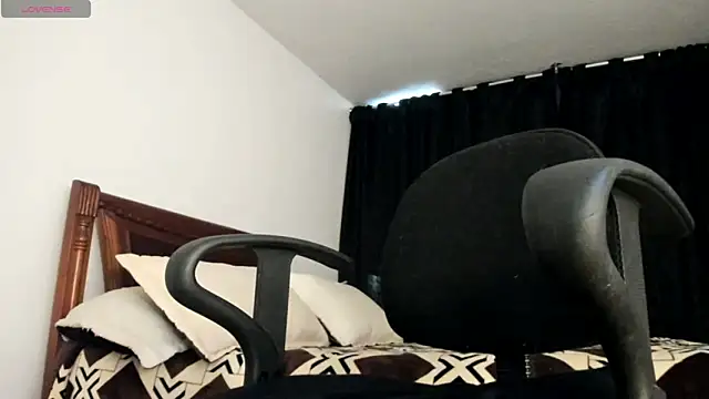 Hat girl online show from 05/12/26, 09:45