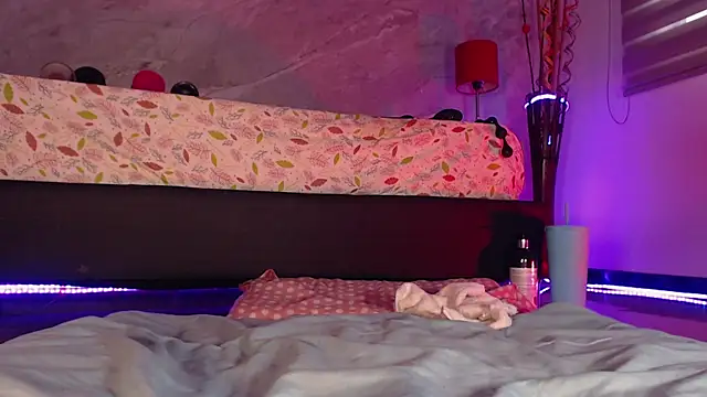 catmolly  online show from 04/16/26, 09:39