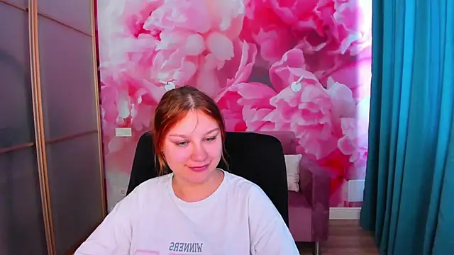 Snapshot of AngelinaLow chatting on 05/15/26, 11:28 AngelinaLow online show from 05/15/26, 11:28