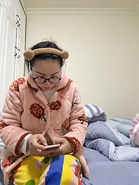 Snapshot of aa520uv chatting on 10/22/25, 12:33 aa520uv online show from 10/22/25, 12:33