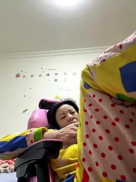 Snapshot of aa520uv chatting on 11/17/25, 12:27 aa520uv online show from 11/17/25, 12:27