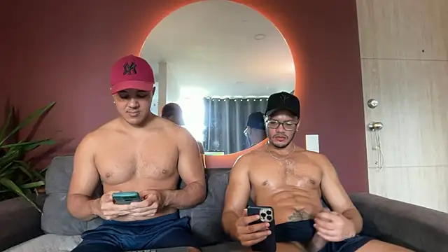 Snapshot of highlatin_guysoficial chatting on 05/18/26, 04:13 highlatin guysoficial online show from 05/18/26, 04:13