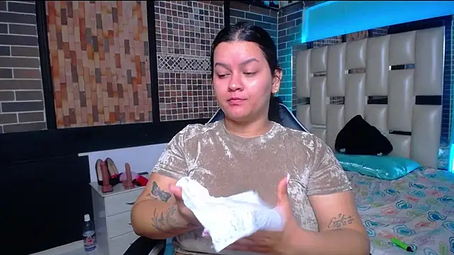 kriss sweetboobs10 online show from 10/05/25, 11:30