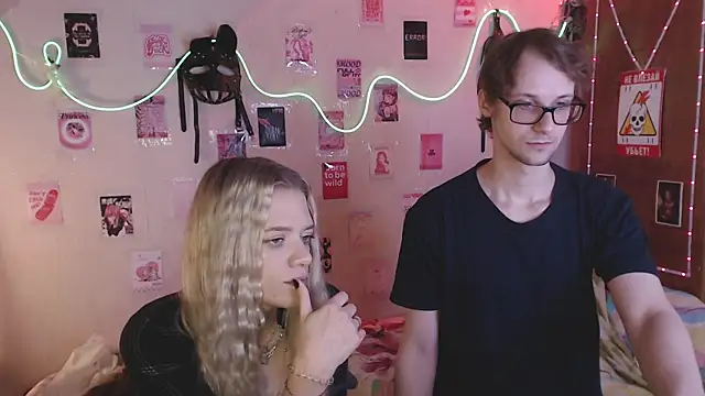 Snapshot of Your_Horny_Friends chatting on 09/23/25, 01:36 Your Horny Friends online show from 09/23/25, 01:36