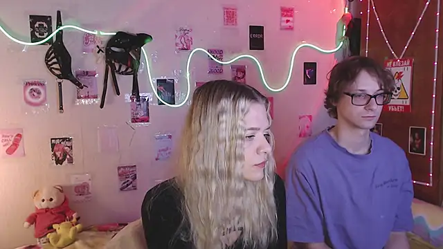 Snapshot of Your_Horny_Friends chatting on 10/06/25, 03:42 Your Horny Friends online show from 10/06/25, 03:42