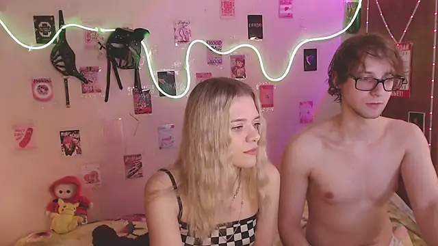 Snapshot of Your_Horny_Friends chatting on 10/17/25, 01:25 Your Horny Friends online show from 10/17/25, 01:25