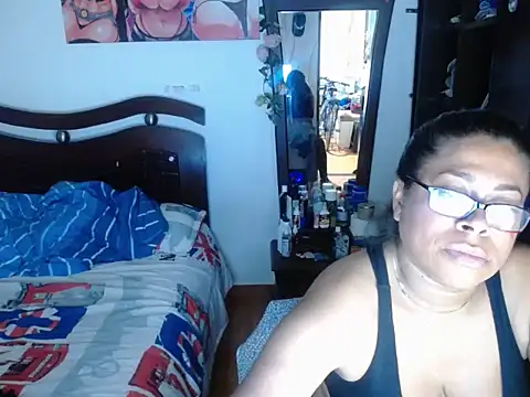 Tu-Reina online show from 12/15/25, 06:56