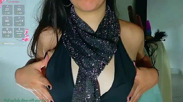 Emmi Roberts online show from 11/18/25, 04:33