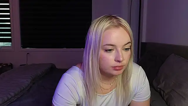 margot robbie7 online show from 10/08/25, 10:40