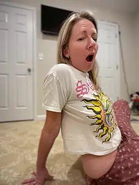 Snapshot of LittleMsMILF chatting on 02/24/26, 06:55 LittleMsMILF online show from 02/24/26, 06:55