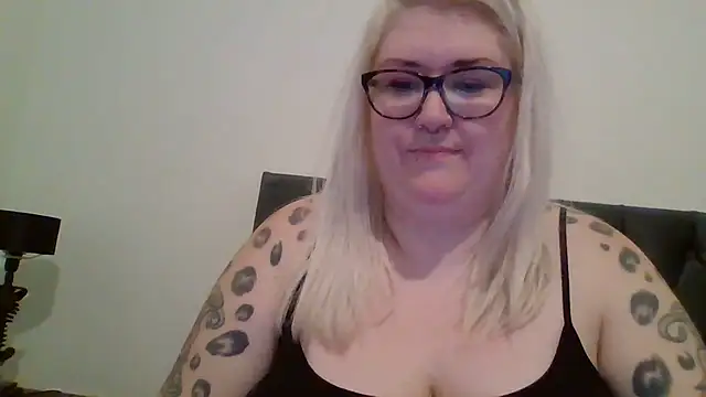 Snapshot of Sizzling_Indie36 chatting on 03/21/25, 11:34 Sizzling Indie36 online show from 03/21/25, 11:34