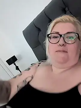 Snapshot of Sizzling_Indie36 chatting on 03/22/25, 10:39 Sizzling Indie36 online show from 03/22/25, 10:39