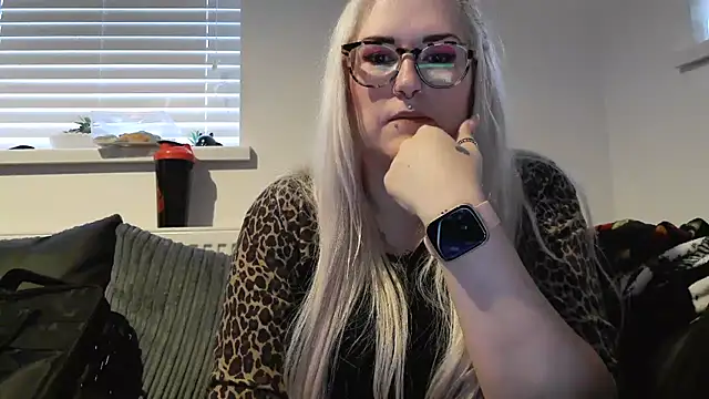 Snapshot of Sizzling_Indie36 chatting on 09/19/25, 05:24 Sizzling Indie36 online show from 09/19/25, 05:24