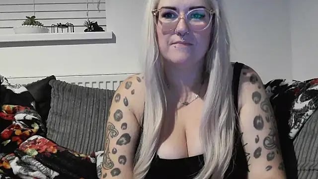 Snapshot of Sizzling_Indie36 chatting on 09/27/25, 12:15 Sizzling Indie36 online show from 09/27/25, 12:15