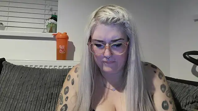 Snapshot of Sizzling_Indie36 chatting on 10/09/25, 10:08 Sizzling Indie36 online show from 10/09/25, 10:08